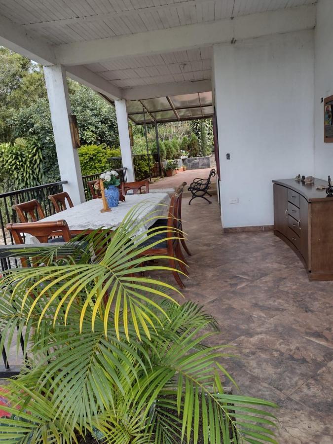 Finca clima templado, quebrada y jacuzzi; los clientes pueden usar todo el espacio y no tendrán que compartirlo con el anfitrión ni con otros huéspedes, calles en buen estado Alban  Exterior foto